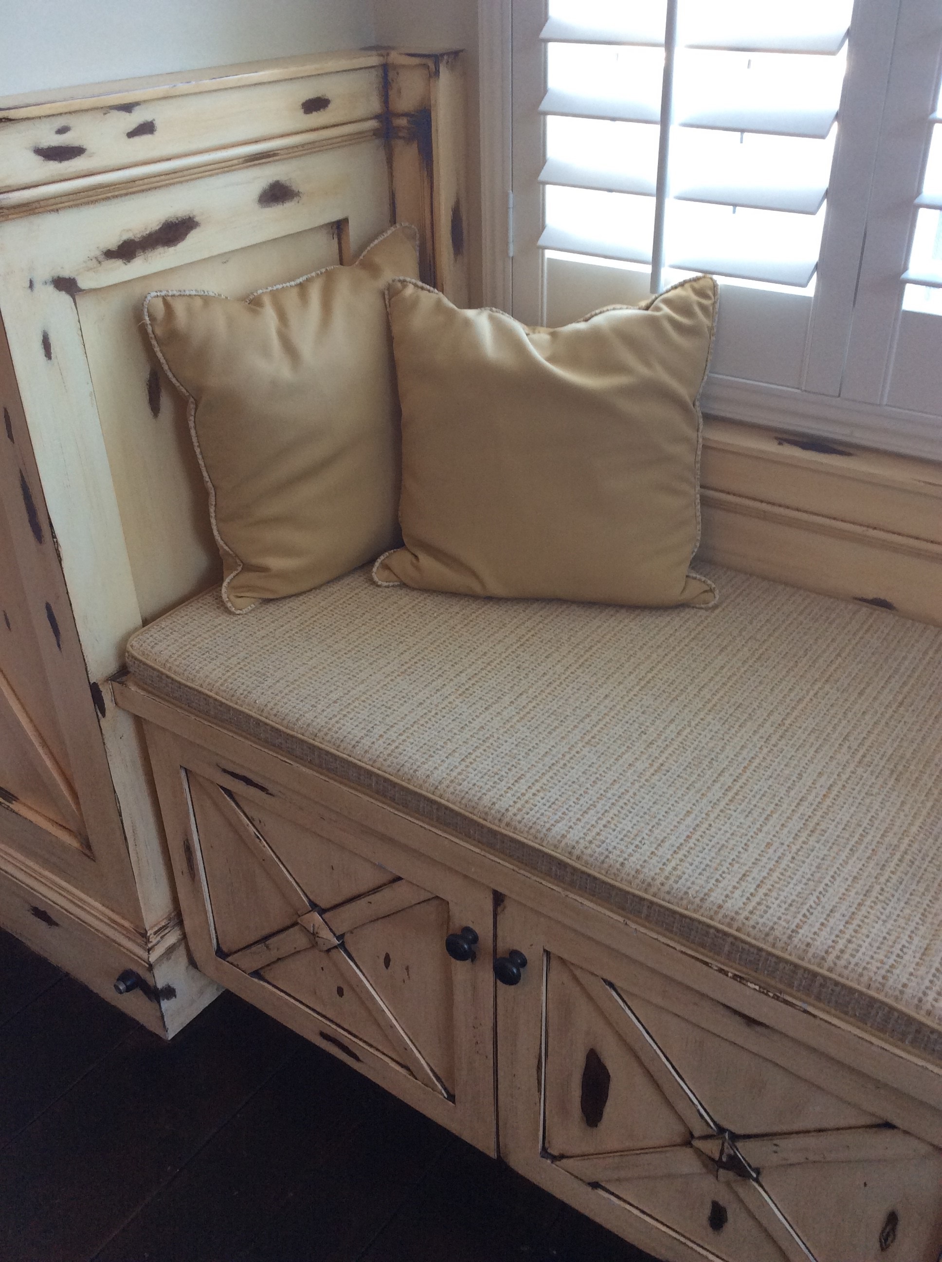 Window bench cushion with contrast piping